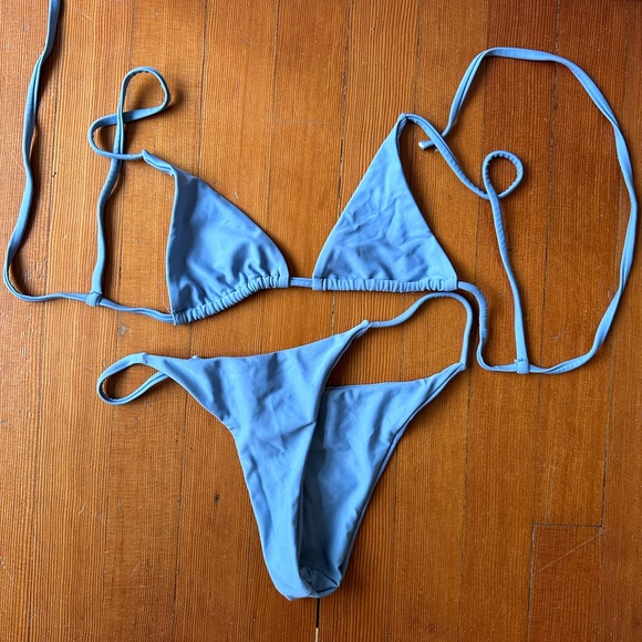 Bikinis - Picture 2 of 4